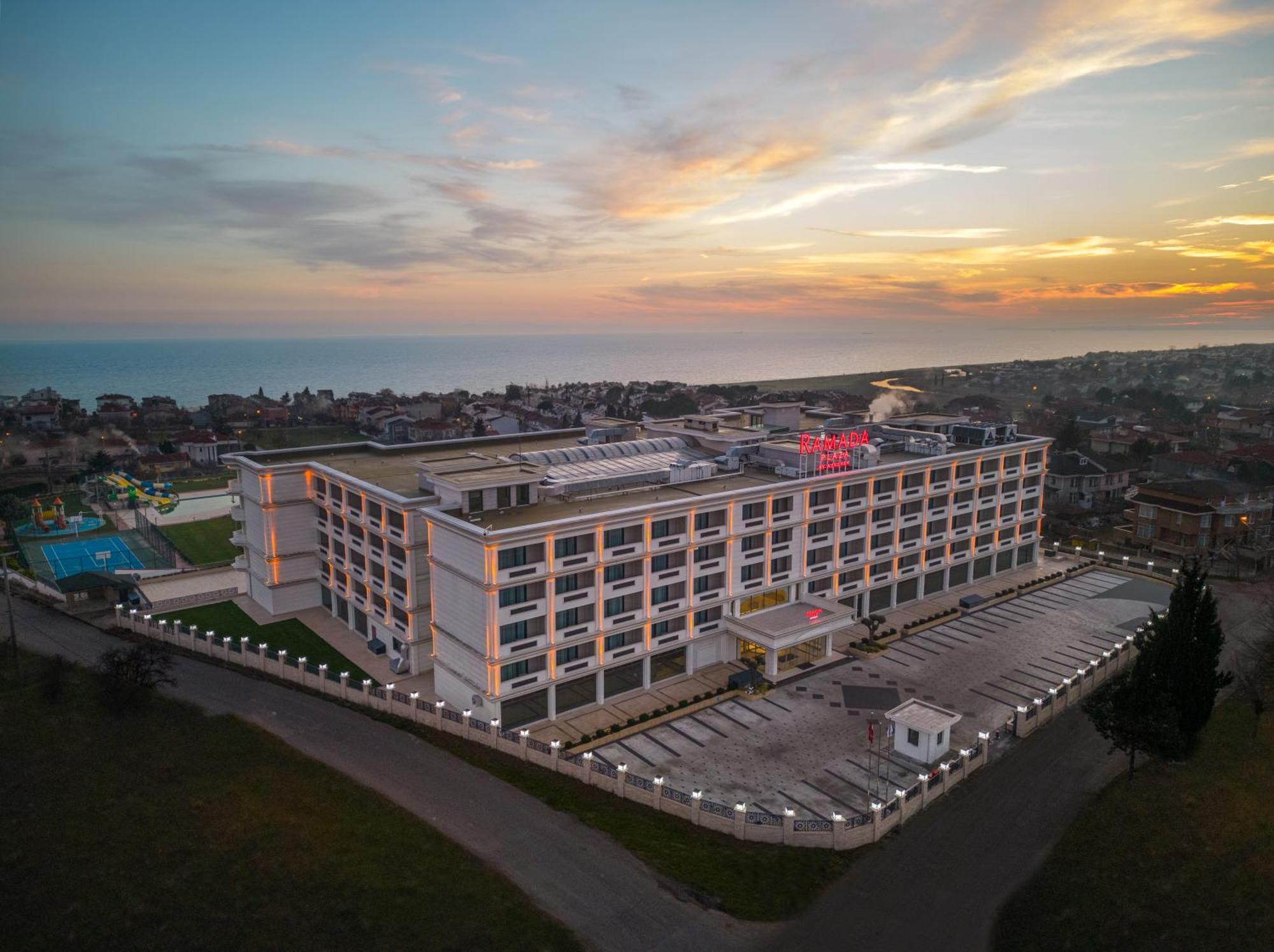 Ramada Plaza By Wyndham Silivri Hotel Exterior photo